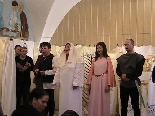 herci společně s&nbsp;diváky zpívají svatováclavský chorál