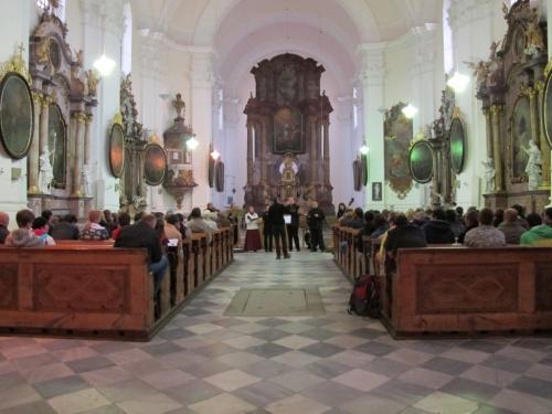zaplněný kostel na&nbsp;koncertu Ensemble Damián